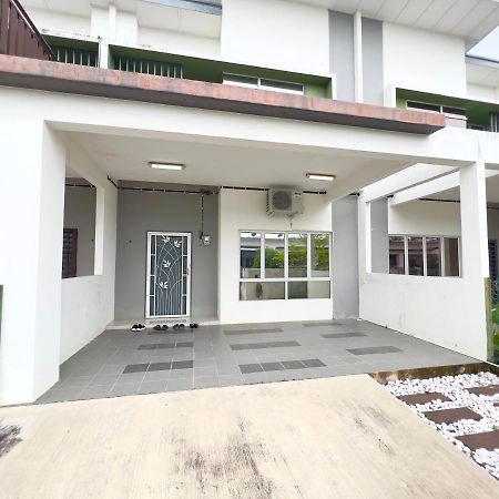 De Qasturee Klia@Kota Warisan Homestay Nearest To Airport Kampong Besut Exterior photo