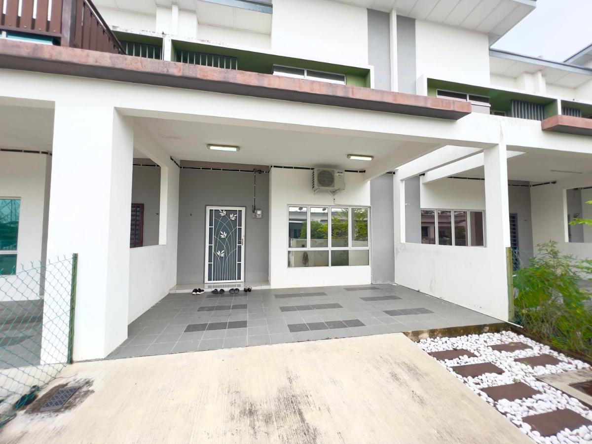 De Qasturee Klia@Kota Warisan Homestay Nearest To Airport Kampong Besut Exterior photo